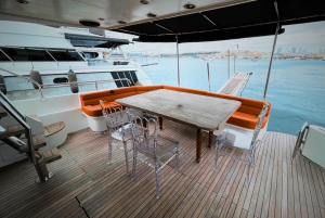 Istanbul: Daytime Bosphorus Yacht Cruise with Fruit & Snacks