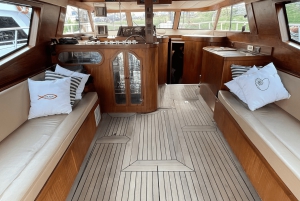 Istanbul: Daytime Bosphorus Yacht Cruise with Fruit & Snacks