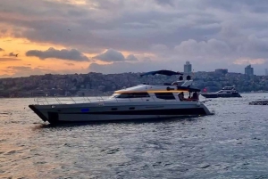 Istanbul: Daytime Bosphorus Yacht Cruise with Fruit & Snacks