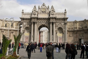Istanbul: Dolmabahçe Palace and Uskudar Guided Tour