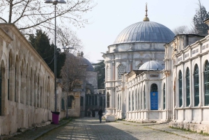 Istanbul: Dolmabahçe Palace and Uskudar Guided Tour