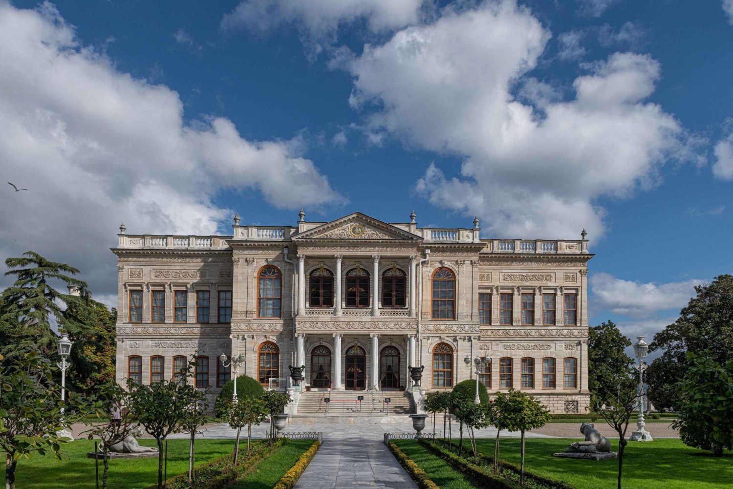 Istanbul: Dolmabahce Palace Tour and Bosphorus Yacht Cruise