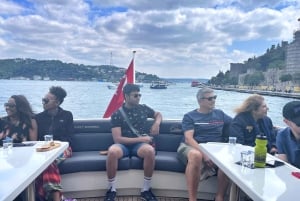 Istanbul: Dolmabahce Palace Tour and Bosphorus Yacht Cruise