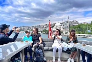 Istanbul: Dolmabahce Palace Tour and Bosphorus Yacht Cruise