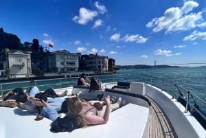 Istanbul: Dolmabahce Palace Tour and Bosphorus Yacht Cruise