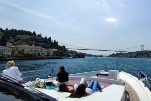 Istanbul: Dolmabahce Palace Tour and Bosphorus Yacht Cruise