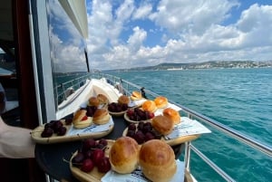 Istanbul: Dolmabahce Palace Tour and Bosphorus Yacht Cruise