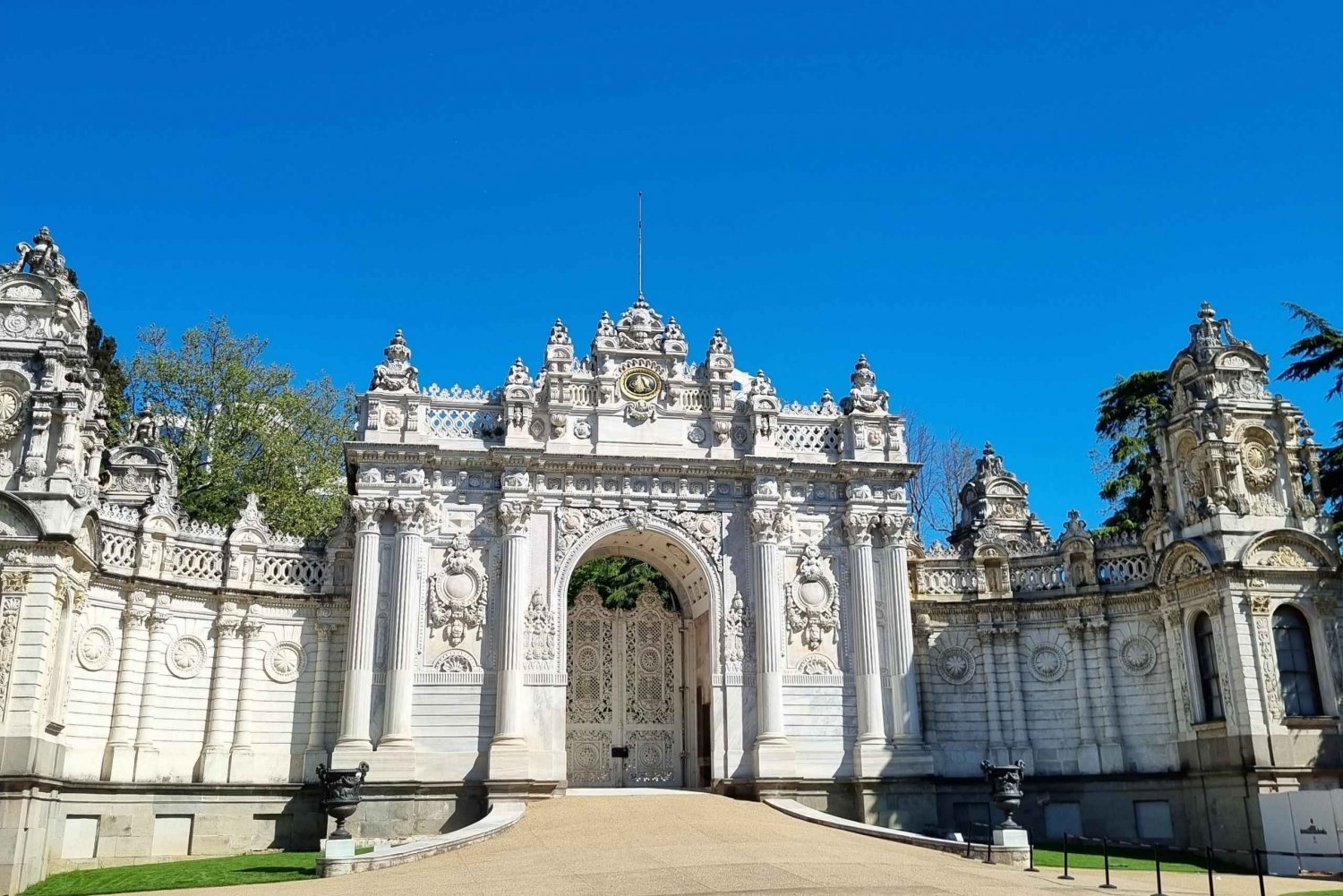 Istanbul: Dolmabahçe Palace Tour and Sunset Yacht Cruise