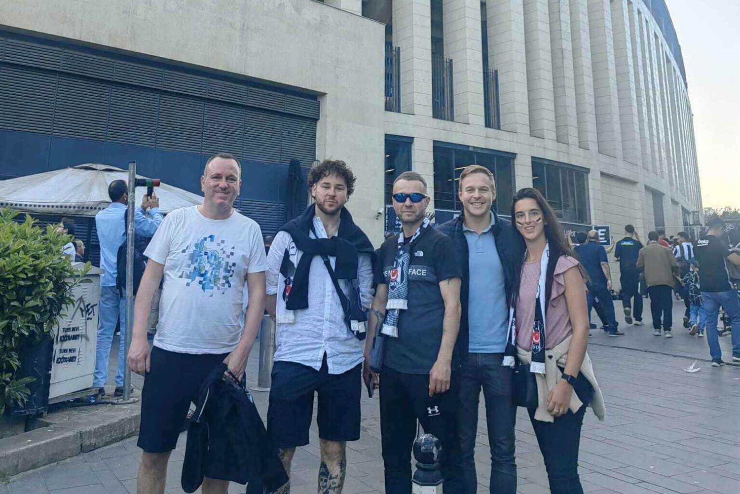 Istanbul: Enjoy a football match day experience with Local