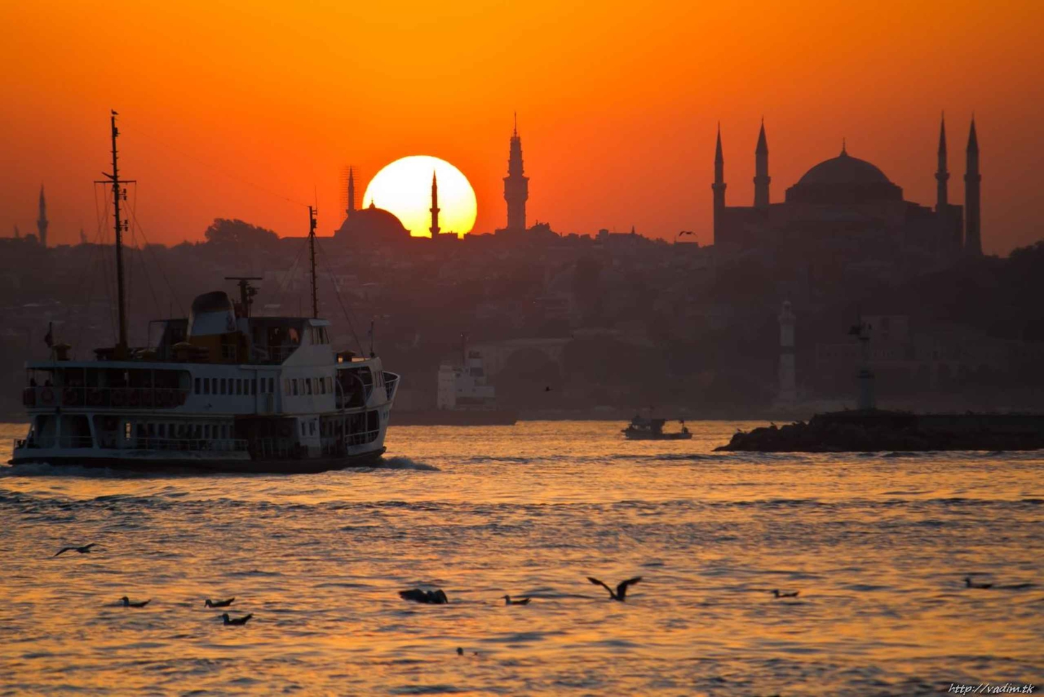 Istanbul: Explore Bosphorous on a Sunset Boat Cruise