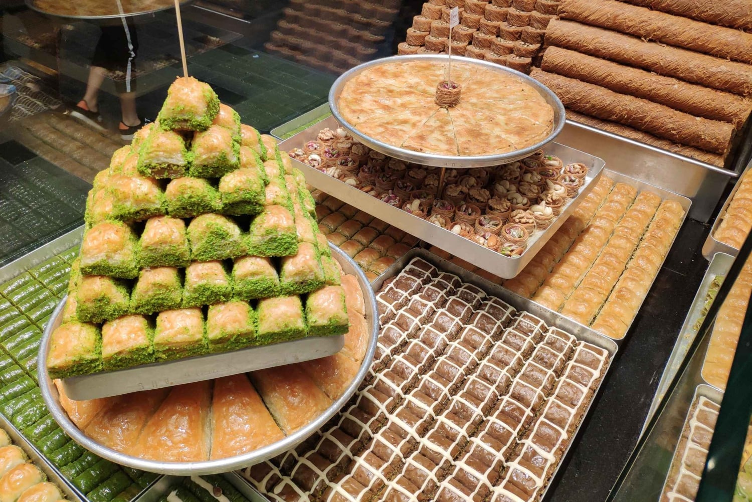 Istanbul: Kadikoy Food Tour with 12+ Delicacies Tastings