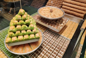 Istanbul: Kadikoy Food Tour with 12+ Delicacies Tastings