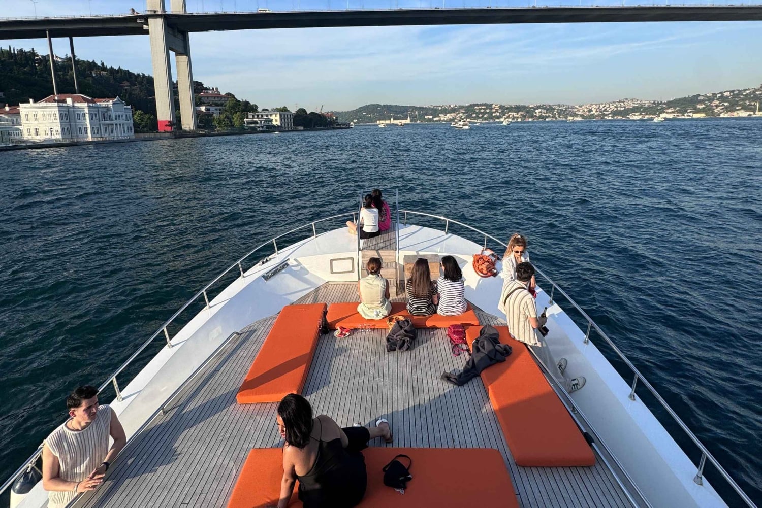 Istanbul: Morning or Sunset Cruise with Guide and Snacks