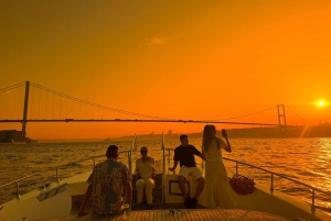 Istanbul: Morning or Sunset Cruise with Guide and Snacks