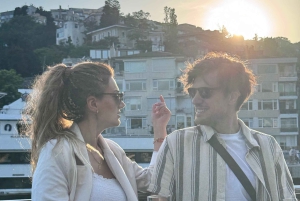 Istanbul: Morning or Sunset Cruise with Guide and Snacks