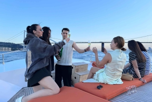 Istanbul: Morning or Sunset Cruise with Guide and Snacks