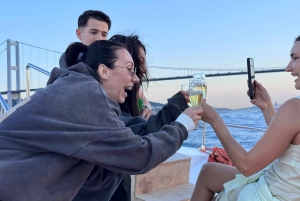 Istanbul: Morning or Sunset Cruise with Guide and Snacks