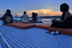 Istanbul: Morning or Sunset Cruise with Guide and Snacks
