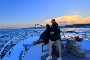 Istanbul: Morning or Sunset Cruise with Guide and Snacks