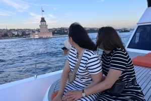 Istanbul: Morning or Sunset Cruise with Guide and Snacks