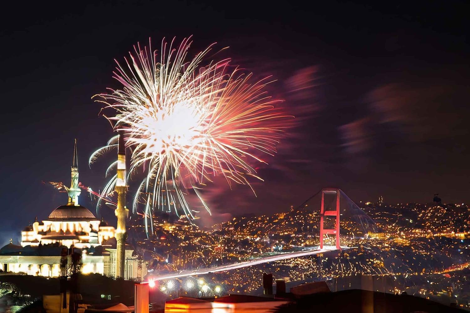 Istanbul: New Year's Eve Bosphorus Cruise with Fireworks