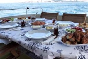 Istanbul: Private Bosphorus Breakfast Cruise on Luxury Yacht