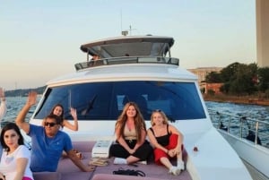 Istanbul: Private Bosphorus Breakfast Cruise on Luxury Yacht