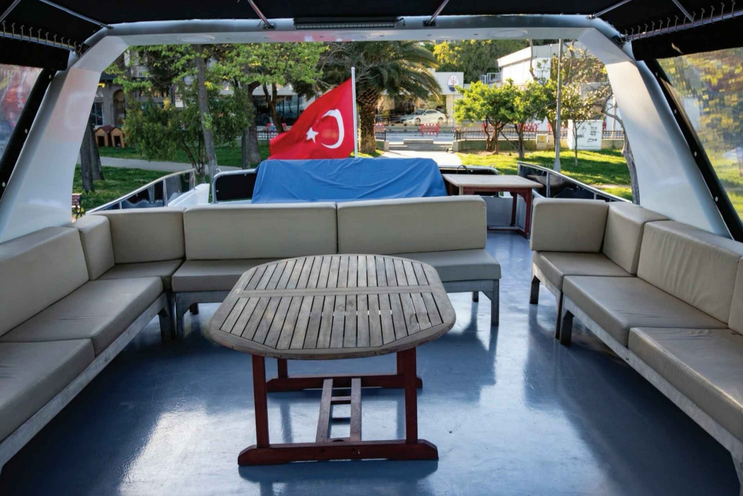 Istanbul: Private Bosphorus Strait Sightseeing Yacht Cruise