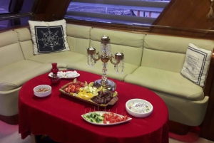 Istanbul: Private Bosphorus Strait Sightseeing Yacht Cruise