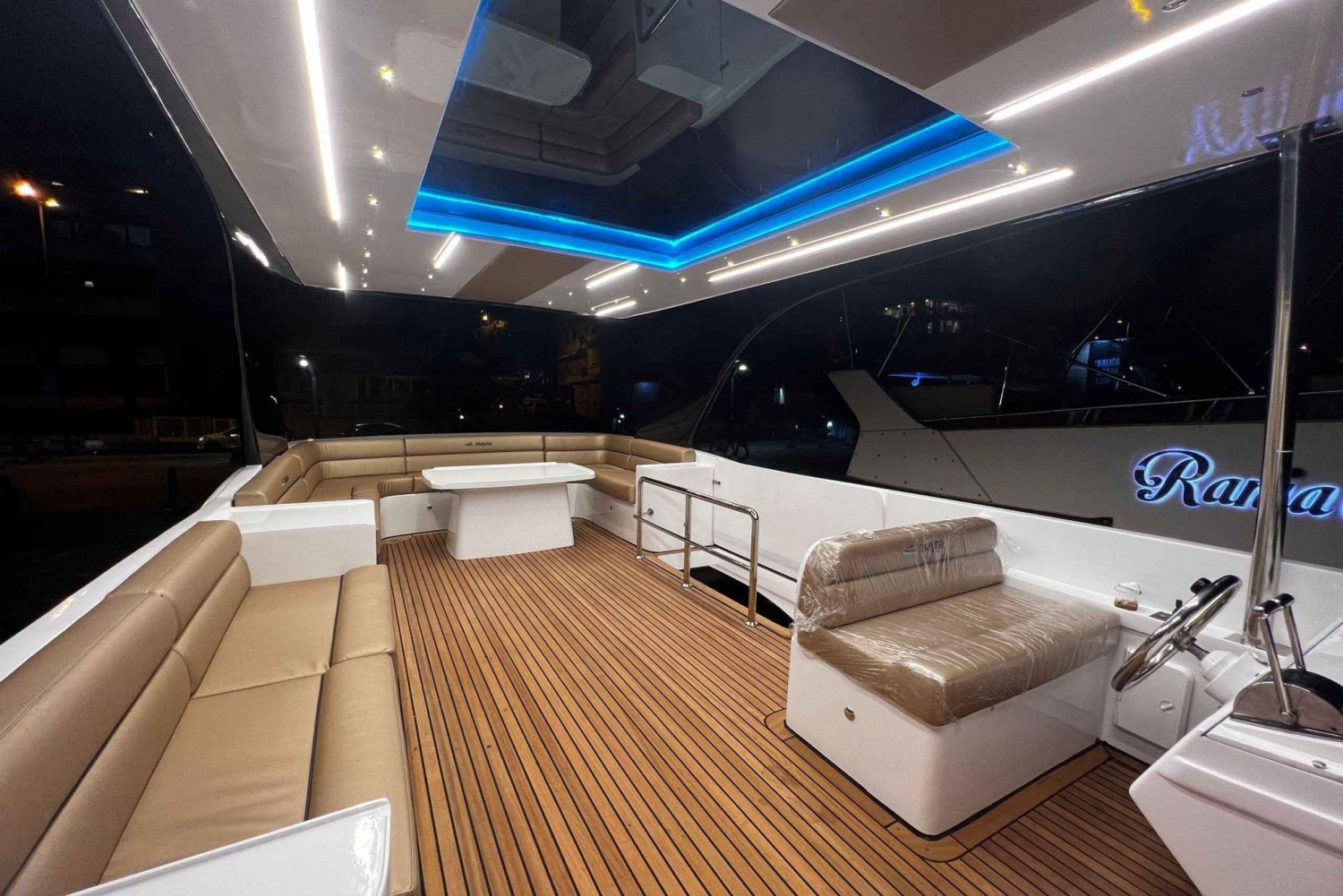 Istanbul: Private Bosphorus Yacht with Tour Guide and Snacks