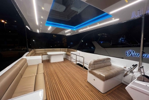 Istanbul: Private Bosphorus Yacht with Tour Guide and Snacks