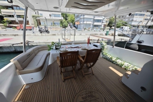Istanbul: Private Bosphorus Yacht with Tour Guide and Snacks