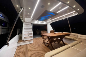 Istanbul: Private Bosphorus Yacht with Tour Guide and Snacks