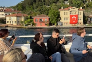 İstanbul: Small-Group Sunset Cruise & Audio Guide w/Snack