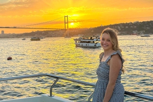 İstanbul: Small-Group Sunset Cruise & Audio Guide w/Snack