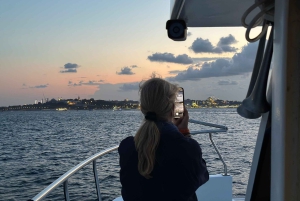 İstanbul: Small-Group Sunset Cruise & Audio Guide w/Snack