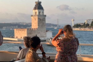 İstanbul: Small-Group Sunset Cruise & Audio Guide w/Snack