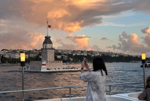 İstanbul: Small-Group Sunset Cruise & Audio Guide w/Snack