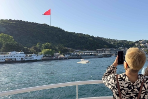 İstanbul: Small-Group Sunset Cruise & Audio Guide w/Snack