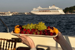 Istanbul: Sunset or Day Small-Group Yacht Cruise with Snacks