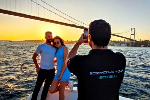 Istanbul: Bosphorus Sunset Yacht Cruise with Live Guide