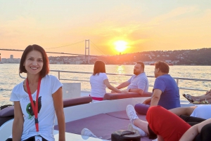 Istanbul: Bosphorus Sunset Yacht Cruise with Live Guide