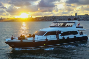 Istanbul: Bosphorus Sunset Yacht Cruise with Live Guide