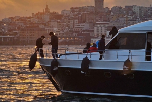Istanbul: Bosphorus Sunset Yacht Cruise with Live Guide
