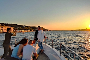 Istanbul: Bosphorus Sunset Yacht Cruise with Live Guide