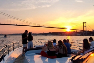 Istanbul: Bosphorus Sunset Yacht Cruise with Live Guide