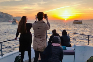 Istanbul: Bosphorus Sunset Yacht Cruise with Live Guide