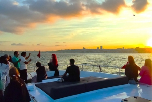 Istanbul: Bosphorus Sunset Yacht Cruise with Live Guide