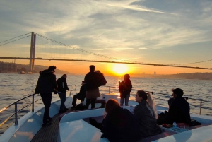 Istanbul: Bosphorus Sunset Yacht Cruise with Live Guide