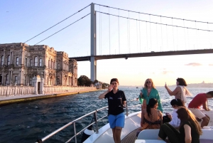 Istanbul: Bosphorus Sunset Yacht Cruise with Live Guide